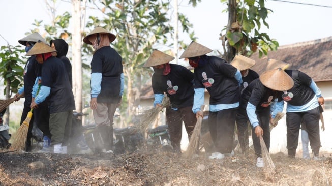 Petani Tebu di Karanganyar Gotong Royong Jaga Lingkungan Tetap Bersih