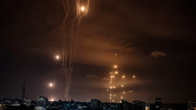 Roket yang ditembakkan militan Palestina dicegat oleh sistem rudal pertahanan Iron Dome Israel di Kota Gaza, Palestina, Sabtu (7/10/2023). [Mohammed ABED / AFP]