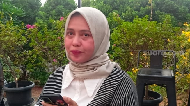 Istri Zul Zivilia, Retno Paradinah saat konferensi pers di Pesanggrahan, Jakarta Selatan pada Senin (9/10/2023). [Suara.com/Rena]