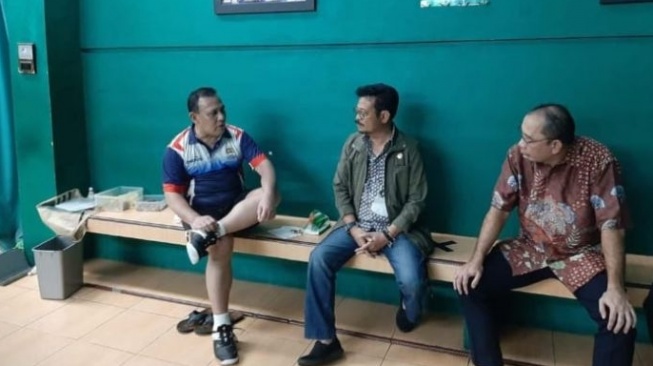 Ketua KPK Firli Bahuri bertemu dengan eks Mentan Syahrul Yasin Limpo (SYL) di GOR Badminton Jakarta pada 2022 lalu. (ist/Antara)