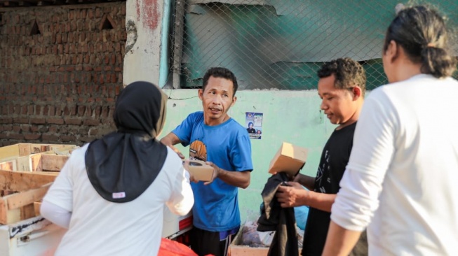 Operasi Makanan Sehat, Komunitas Warteg Bawa Kebahagiaan Buat UMKM di Surabaya