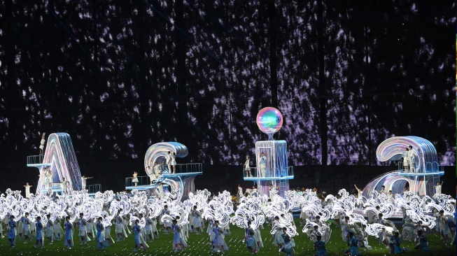 Sejumlah penari tampil pada penutupan Asian Games 2022 di Hangzhou Olympic Sports Centre Stadium, Hangzhou, China, Minggu (8/10/2023). [ANTARA FOTO/M Risyal Hidayat/tom]