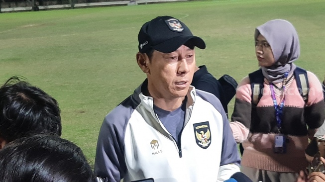 Pelatih Timnas Indonesia Shin Tae-yong saat memberikan keterangan pers kepada awak media jelang pertandingan melawan Brunei Darussalam di Lapangan A Senayan, Jakarta, Senin (9/10/2023). (Adie Prasetyo Nugraha). 