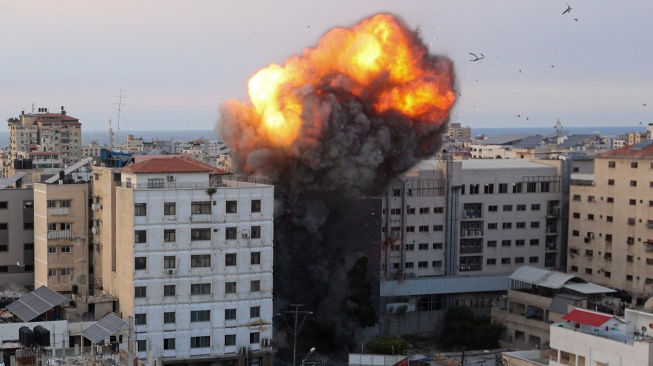 Roket yang ditembakkan militan Palestina dicegat oleh sistem rudal pertahanan Iron Dome Israel di Kota Gaza, Palestina, Sabtu (7/10/2023). [Mohammed ABED / AFP]