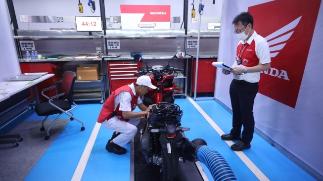 Mekanik AHM Unjuk Skill di Ajang Honda Global Technician Contest Motorcycle (GTC) 2023. (Foto: AHM).