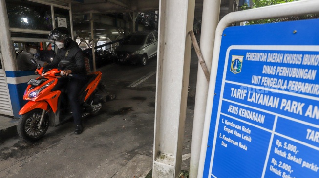 Pengendara memarkirkan motor di Park and Ride Vertikal Terminal Ragunan, Jakarta Selatan, Senin (9/10/2023). [Suara.com/Alfian Winanto]