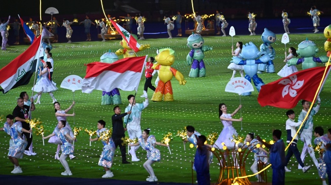 Karateka putra Indonesia Ahmad Zigi Zaresta Yuda (tengah) membawa bendera Merah Putih saat penutupan Asian Games 2022 di Hangzhou Olympic Sports Centre Stadium, Hangzhou, China, Minggu (8/10/2023). [ANTARA FOTO/M Risyal Hidayat/tom]