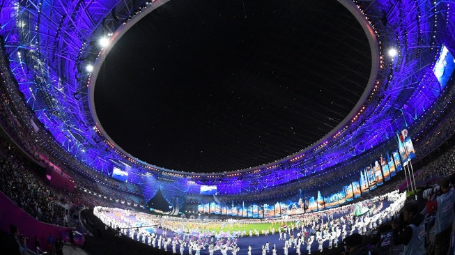 Sejumlah penari tampil pada penutupan Asian Games 2022 di Hangzhou Olympic Sports Centre Stadium, Hangzhou, China, Minggu (8/10/2023). [ANTARA FOTO/M Risyal Hidayat/tom]