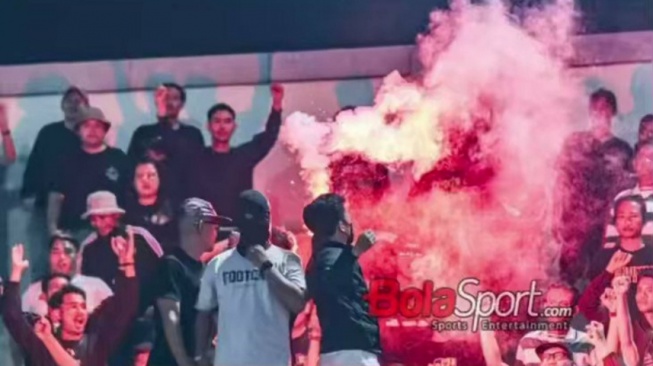 Tuai Kericuhan, Oknum Suporter PSS Sleman Nyalakan Flare di Kandang Dewa United