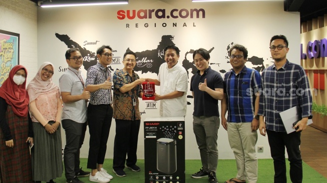 Sharp melakukan media visit di kantor Suara.com, kawasan Mega Kuningan, Jakarta Selatan, Senin (9/10/2023). [Suara.com/Dwi Bowo Raharjo]