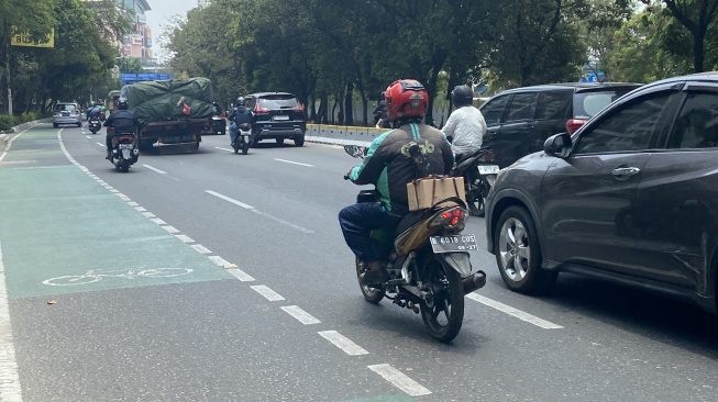 Kondisi jalanan di kawasan Cengkareng Jakbar saat cuaca panas ekstrem di Jakarta. (Suara.com/Faqih)