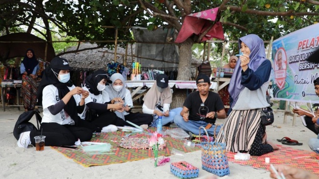 Warga Lombok Dilatih Daur Ulang Sampah Jadi Kerajinan yang Bisa Dijual