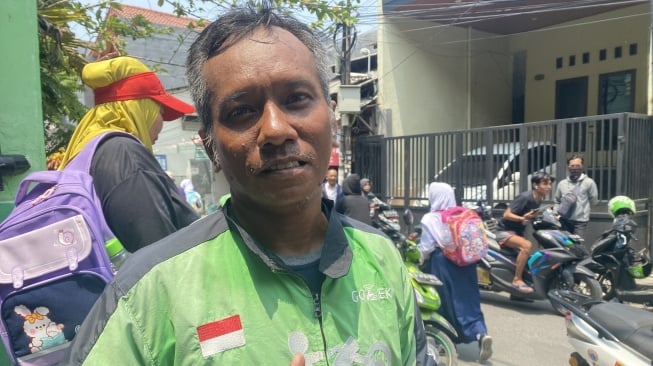 Pengemudi ojek online Latif merasakan panas di Jakarta sudah tidak seperti biasanya. [Suara.com/Faqih]