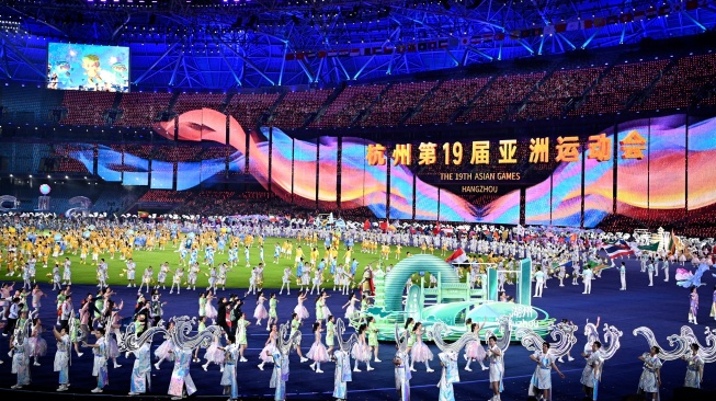 Sejumlah penari tampil pada penutupan Asian Games 2022 di Hangzhou Olympic Sports Centre Stadium, Hangzhou, China, Minggu (8/10/2023). [ANTARA FOTO/M Risyal Hidayat/tom]