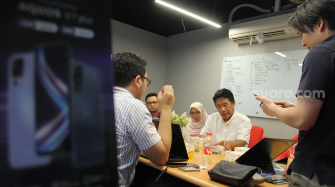 Pemimpin Redaksi Suara.com Suwarjono saat menerima perwakilan Sharp saat media visit di kantor Suara.com, kawasan Mega Kuningan, Jakarta Selatan, Senin (9/10/2023). [Suara.com/Dwi Bowo Raharjo]