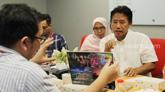 Pemimpin Redaksi Suara.com Suwarjono saat menerima perwakilan Sharp saat media visit di kantor Suara.com, kawasan Mega Kuningan, Jakarta Selatan, Senin (9/10/2023). [Suara.com/Dwi Bowo Raharjo]