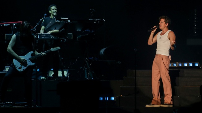 Penyanyi Charlie Puth (kanan) tampil dalam konser bertajuk The "Charlie" Live Experience di Beach City International Stadium, Ancol, Jakarta, Minggu (8/10/2023). [ANTARA FOTO/Fauzan/tom]
