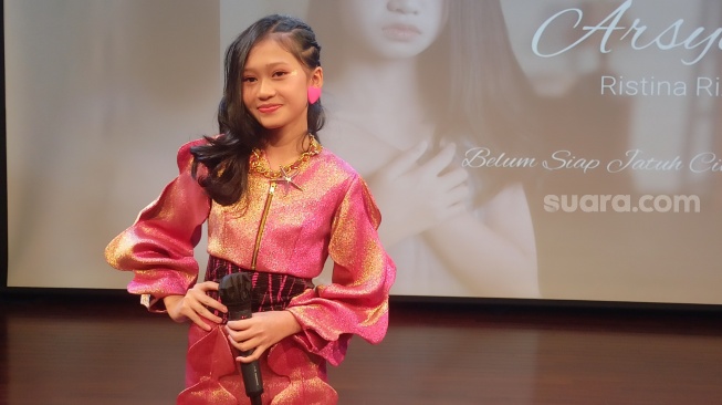 Arsya Ristina Rizky saat konferensi pers lagu terbaru di Pasar Minggu, Jakarta Selatan pada Minggu (8/10/2023) [Suara.com/Rena Pangesti]