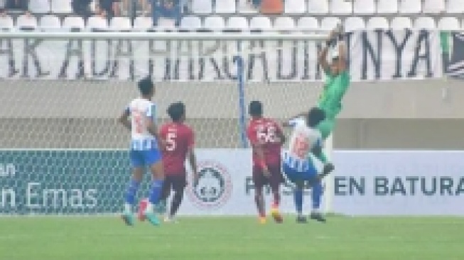 Ngeri, Pemain PSPS Riau Fava Sheva Tak Sadarkan Diri usai Bertabrak dengan Kiper Sriwijaya fc