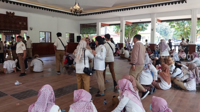 2 Jam Audiensi dengan Pemkot Bekasi Soal Kontrak, Ratusan TKK Pulang dengan Kondisi Seperti Ini