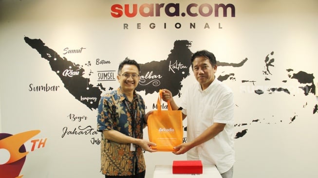 Pemimpin Redaksi Suara.com menyerahkan goodybag ke Head of Marcom Division, PT Sharp Electronics Indonesia Martinus Royhunto saat media visit ke kantor Suara.com di kawasan Mega Kuningan, Jakarta Selatan, Senin (9/10/2023). [Suara.com/Dwi Bowo Raharjo]