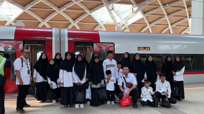 Whoosh Experience Program Ajak Guru, Pelajar dan Anak Yatim Rasakan Naik Kereta Cepat