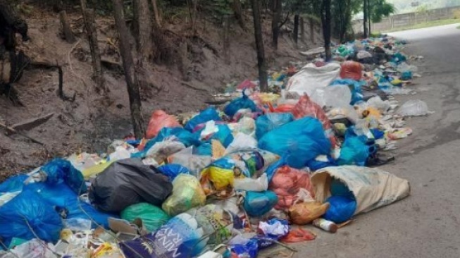 Sampah Dibiarkan Menupuk di Sepanjang Jalan Sekitar Kantor Dinas Sosial Batam
