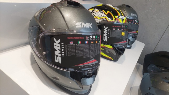 DeRide Perkenalkan Helm Premium Harga Terjangkau Bersama Pembukaan Store Baru. (Suara.com/Manuel Jeghesta)