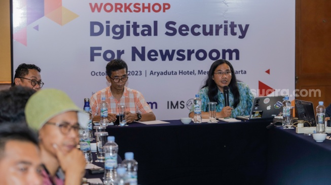 Internet Division Head AJI Indonesia, Adi Marsiela memberikan pemaparan saat acara USAGM Workshop: Digital Security for Newsroom di Hotel Aryaduta, Jakarta, Selasa (10/10/2023). [Suara.com/Alfian Winanto]