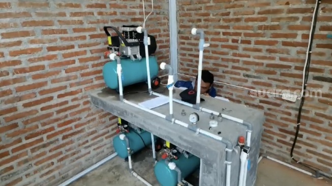 Instalasi gas alam dari bekas sumur bor di Komplek SMA Muhammadiyah Kalibening. (Suara.com / Citra Ningsih)