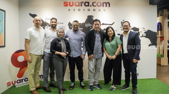 Pemimpin Redaksi Suara.com, Suwarjono (ketiga kanan) foto bersama dengan rekan-rekan mitra media regional International Media Supports (IMS) saat berkunjung ke Kantor Suara.com di Jakarta, Selasa (10/10/2023). [Suara.com/Alfian Winanto]