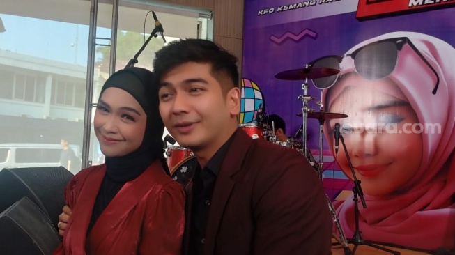 Teuku Ryan dan Ria Ricis saat konferensi pers album Merinding Disko di Kemang, Jakarta Selatan pada Selasa (10/10/2023). [Suara.com/Tiara]