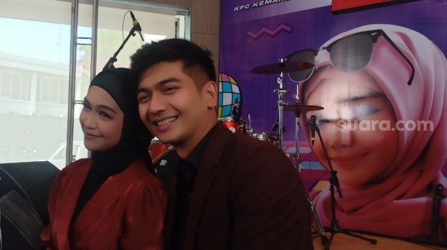 Teuku Ryan dan Ria Ricis saat konferensi pers album Merinding Disko di Kemang, Jakarta Selatan pada Selasa (10/10/2023). [Suara.com/Tiara]