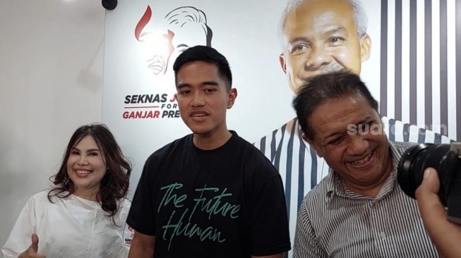 Datangi Relawan Seknas Jokowi, Kaesang Foto dengan Latar Belakang Wajah Ganjar Pranowo