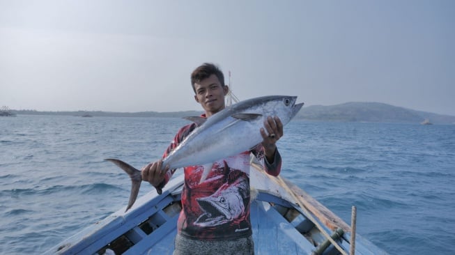 Seru-seruan di Tanjung Lesung Bukan Cuma Main di Pantai, Bisa Mancing di Laut Juga Loh!