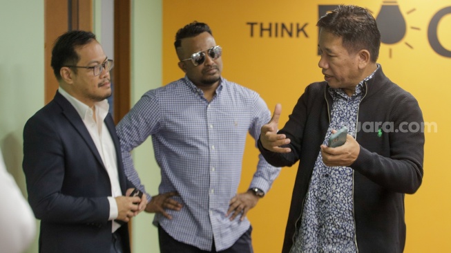 Pemimpin Redaksi Suara.com, Suwarjono (kanan) berbincang dengan rekan-rekan mitra media regional International Media Supports (IMS) yaitu pemilik Hari TV Sri Lanka, Lahiru Mudalige (tengah) dan COO Fyt Philippines, Voltaire Tupaz (kiri) di Kantor Suara.com, Jakarta, Selasa (10/10/2023). [Suara.com/Alfian Winanto]