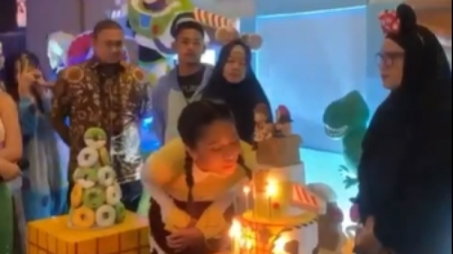Momen Ulang Tahun Azizah Salsha. (TikTok/acadumpies2)