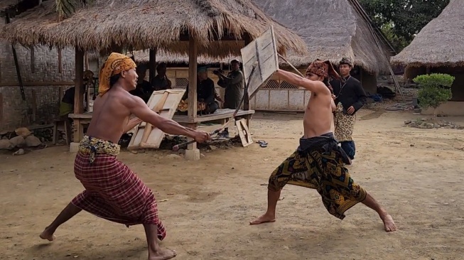 Tari tradisional Lombok Perese'an yang dibawakan warga Desa Adat Ende [PT ADM].