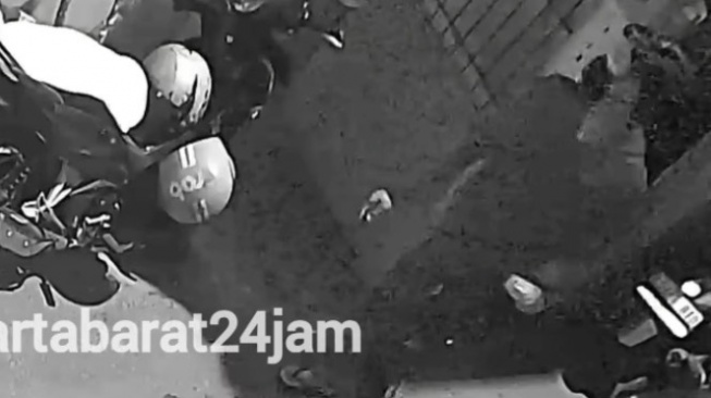 Jakarta Rawan Maling, Komplotan Ini Cuma Butuh 2 Menit Curi 2 Motor Sekaligus di Tomang Jakbar