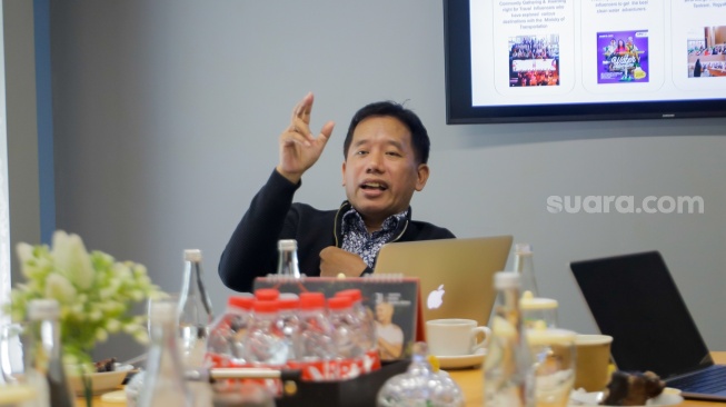 Pemimpin Redaksi Suara.com, Suwarjono memberikan pemaparan saat menerima kunjungan dari rekan-rekan mitra media regional International Media Supports (IMS) di Kantor Suara.com, Jakarta, Selasa (10/10/2023). [Suara.com/Alfian Winanto]