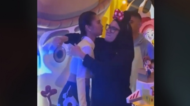 Momen Ulang Tahun Azizah Salsha. (TikTok/acadumpies2)