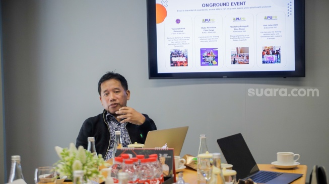 Pemimpin Redaksi Suara.com, Suwarjono memberikan pemaparan saat menerima kunjungan dari rekan-rekan mitra media regional International Media Supports (IMS) di Kantor Suara.com, Jakarta, Selasa (10/10/2023). [Suara.com/Alfian Winanto]