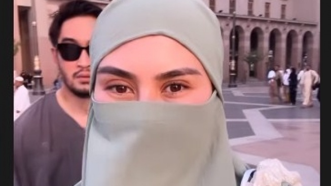 Syahnaz Sadiqah Banjir Dukungan Pakai Cadar saat Umrah, Dituntut untuk Tobat: Hukum Zina Itu Berat