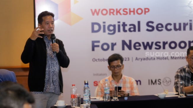 Pemimpin Redaksi Suara.com, Suwarjono (kiri) memberikan sambutan saat acara USAGM Workshop: Digital Security for Newsroom di Hotel Aryaduta, Jakarta, Selasa (10/10/2023). [Suara.com/Alfian Winanto]