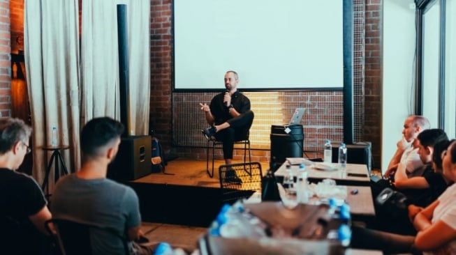 5 Rekomendasi Kanal Youtube yang Bikin Public Speaking Kamu Makin Keren