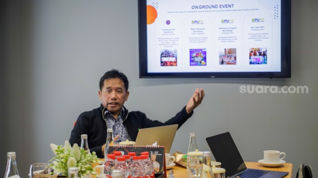 Pemimpin Redaksi Suara.com, Suwarjono memberikan pemaparan saat menerima kunjungan dari rekan-rekan mitra media regional International Media Supports (IMS) di Kantor Suara.com, Jakarta, Selasa (10/10/2023). [Suara.com/Alfian Winanto]