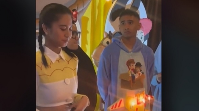 Momen Ulang Tahun Azizah Salsha. (TikTok/acadumpies2)