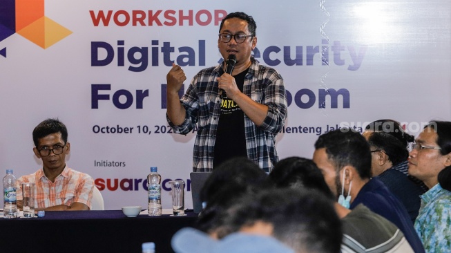 Executive Director ICT Watch, Indriyatno Banyumurti (tengah) memberikan pemaparan saat acara USAGM Workshop: Digital Security for Newsroom di Hotel Aryaduta, Jakarta, Selasa (10/10/2023). [Suara.com/Alfian Winanto]