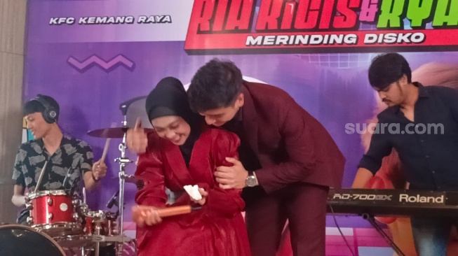Harusnya Bahagia Bawakan Lagu Baru, Tangis Ria Ricis Malah Pecah di Panggung