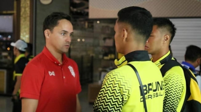 Eks pelatih Bhayangkara FC, Paul Munster yang saat ini menjadi Dirtek Brunei Darussalam memberikan wejangan kepada pemainnya sebelum menghadapi Timnas Indonesia di putaran pertama Kualifikasi Piala Dunia 2026 Zona Asia. (Instagram @coach.munster)